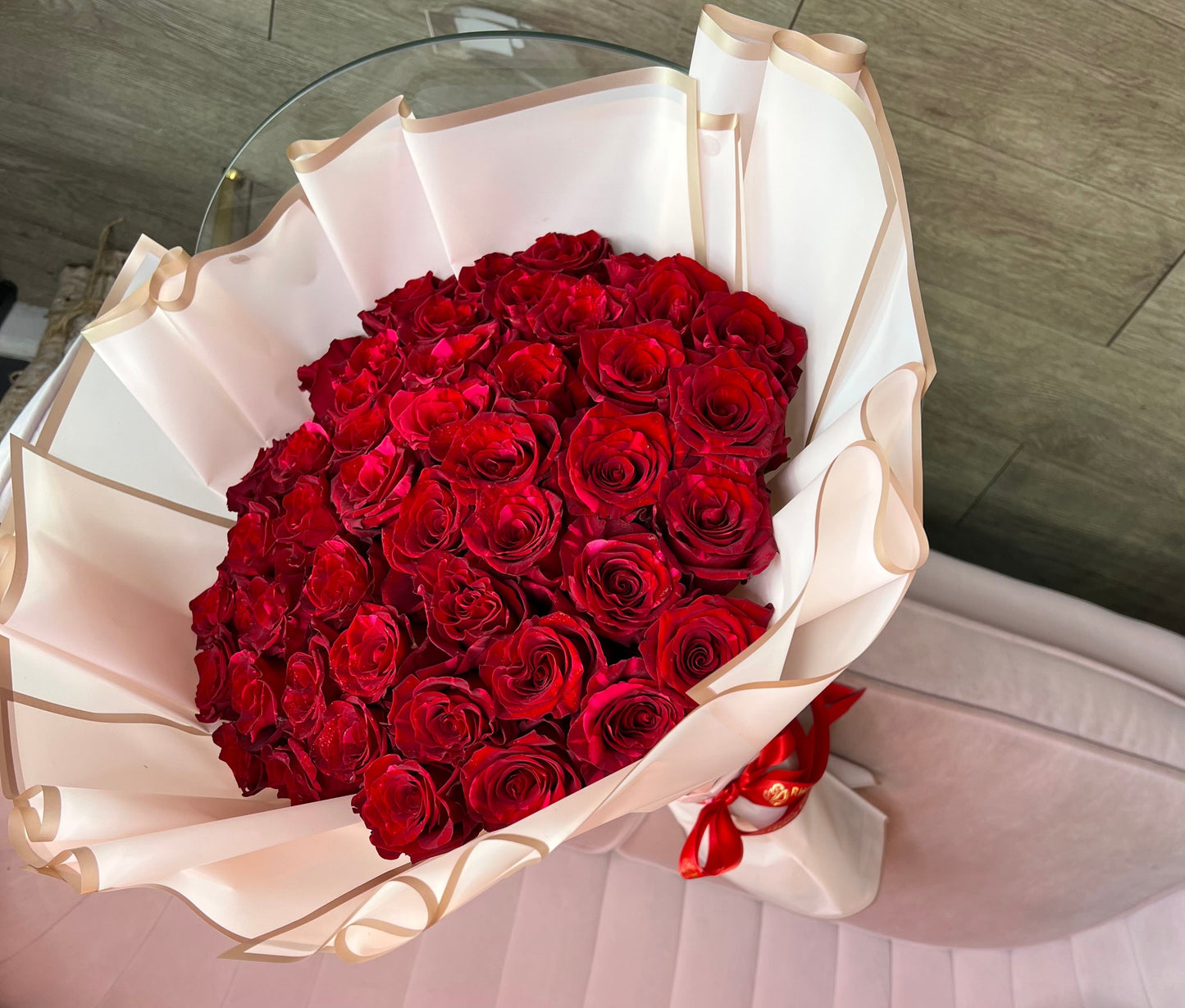 Rosas rojas premium de tallo largo envueltas en rosa