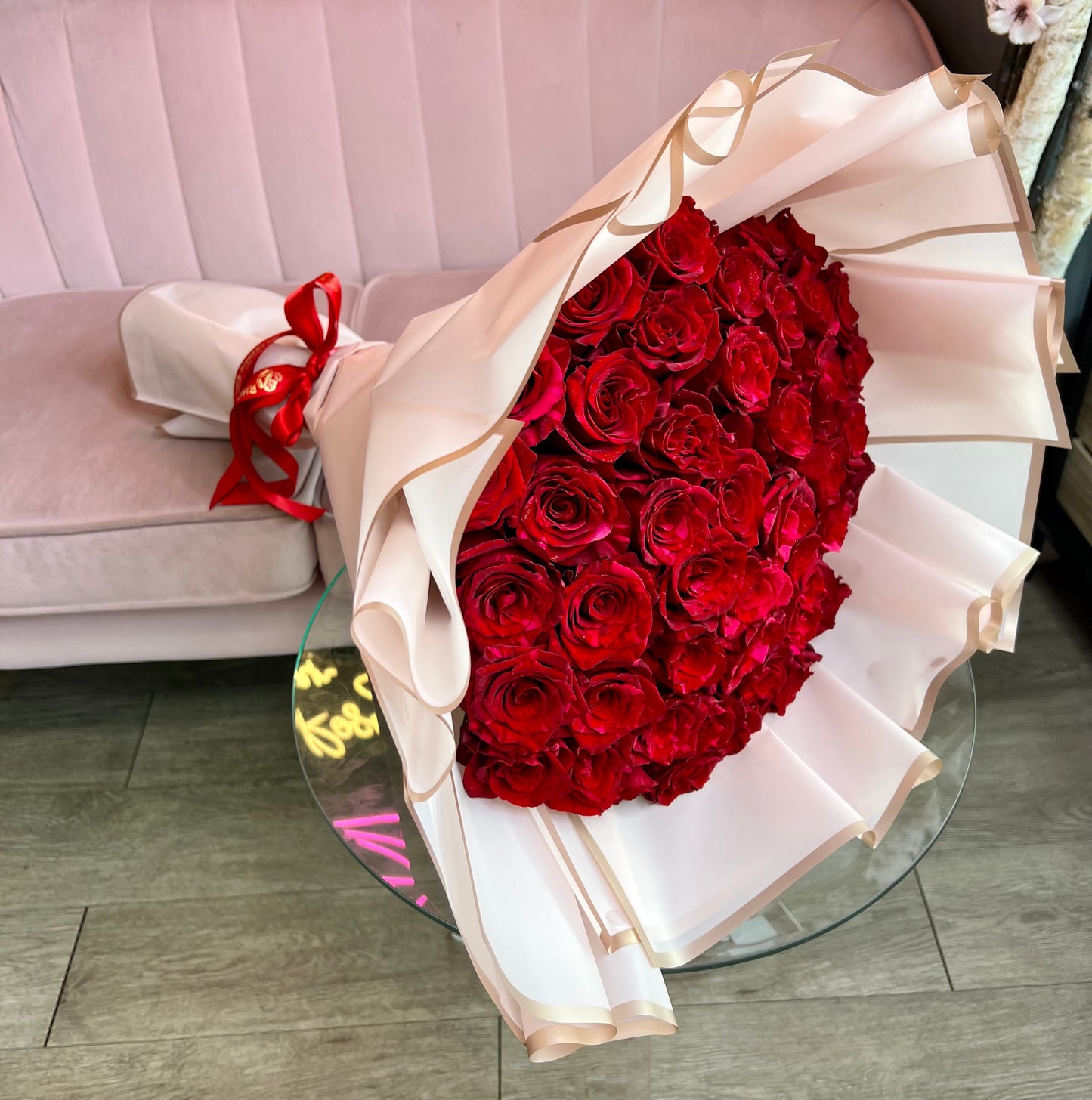 Rosas rojas premium de tallo largo envueltas en rosa