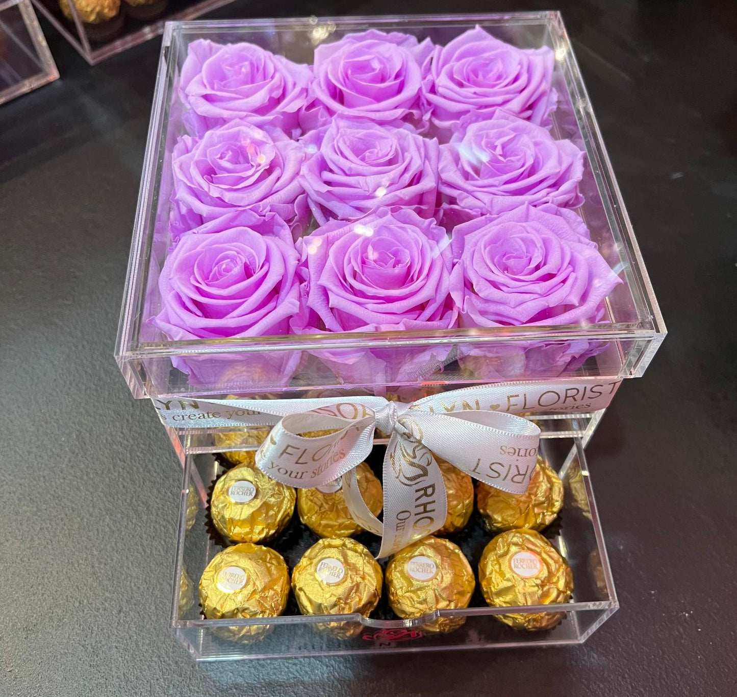 Caja acrílica con rosas eternas